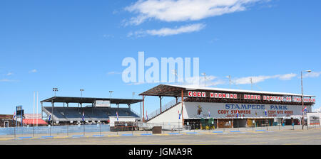 CODY, WYOMING - 24 juin 2017 : Cody Stampede Park arena. Cody est la capitale mondiale du rodéo. Marques 2017 79e anniversaire de spectacles en soirée. Banque D'Images