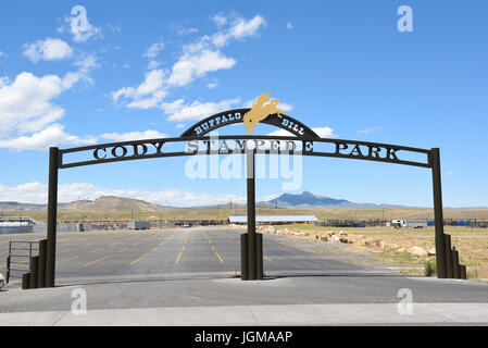 CODY, WYOMING - 24 juin 2017 : Cody Stampede Park Entrance arch. Cody est la capitale mondiale du rodéo. Marques 2017 79e anniversaire de performances nocturnes Banque D'Images