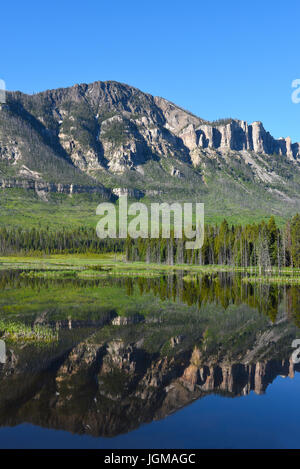 Vista le long de la Chief Joseph Scenic Byway, Wyoming. Le chef Joseph qui se connecte avec la Beartooth Scenic Byways sont considérées comme l'une des plus Banque D'Images