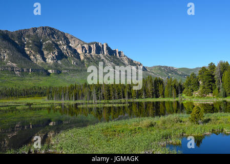 Vista le long de la Chief Joseph Scenic Byway, Wyoming. Le chef Joseph qui se connecte avec la Beartooth Scenic Byways sont considérées comme l'une des plus Banque D'Images