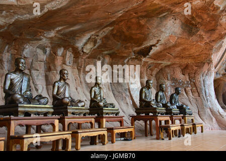 Statues moine à Vat Phu Tok, le temple au sommet de la montagne de Beung Kan Province, Thailand Banque D'Images