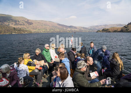 La dame Wakefield voile avec des passagers sur le lac Ullswater, Cumbria Banque D'Images