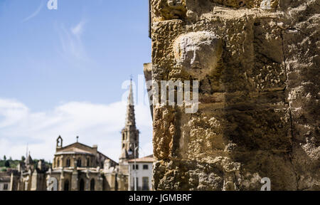 Limoux dans le sud ouest de la France, montrant un petit visage sculpté dans la roche près du principal pont de la ville Banque D'Images