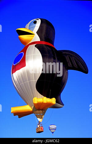 Sex de montgolfières à Albuquerque dans , penguin, ballon à air chaud, ciel bleu, chaud, ballon Festival à Albuquerque , Pinguin, Heissluftballon, blauer Hi Banque D'Images