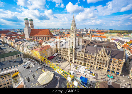 Hôtel de ville de Marienplatz et l'église Frauenkirche à Munich, Allemagne. Banque D'Images