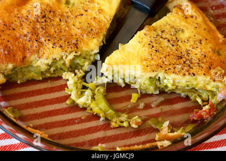 Frittata aux poireaux et asperges Banque D'Images