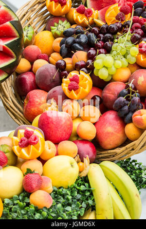 Composition de choix de fruits frais dans des paniers Banque D'Images