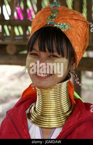 Les femmes à long cou, cirques Padaung avec Mae Hong Son en Thaïlande, Langhalsfrauen, Karen Padaung bei Mae Hong Son en Thaïlande Banque D'Images