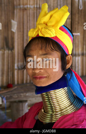 Les femmes à long cou, cirques Padaung avec Mae Hong Son en Thaïlande, Langhalsfrauen, Karen Padaung bei Mae Hong Son en Thaïlande Banque D'Images