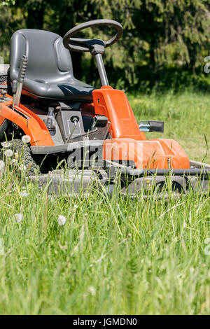 Tondeuse à gazon vert coupe en arrière-cour. travailler dans le jardin. Banque D'Images