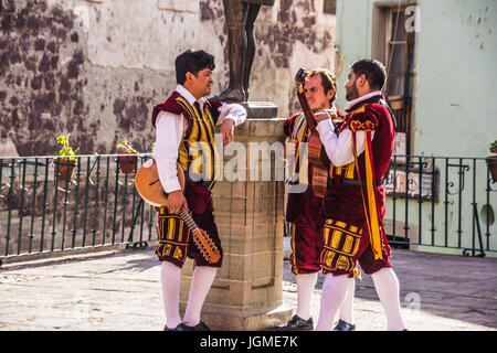 Musiciens à un Callejoneada traditionnel mexicain à Guanajuato Mexique Banque D'Images