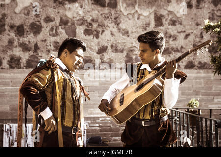 Musiciens à un Callejoneada traditionnel mexicain à Guanajuato Mexique Banque D'Images