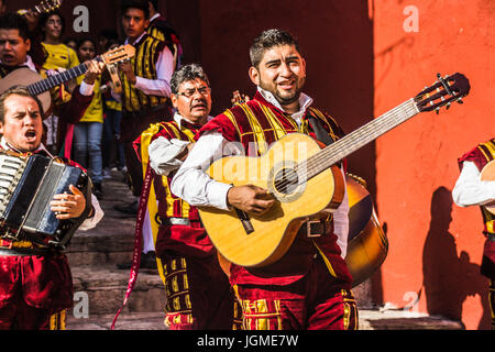 Musiciens à un Callejoneada traditionnel mexicain à Guanajuato Mexique Banque D'Images