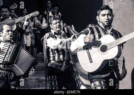 Musiciens à un Callejoneada traditionnel mexicain à Guanajuato Mexique Banque D'Images