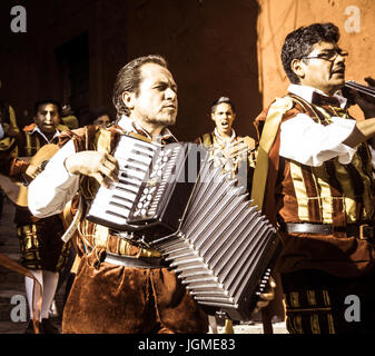 Musiciens à un Callejoneada traditionnel mexicain à Guanajuato Mexique Banque D'Images