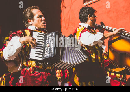 Musiciens à un Callejoneada traditionnel mexicain à Guanajuato Mexique Banque D'Images