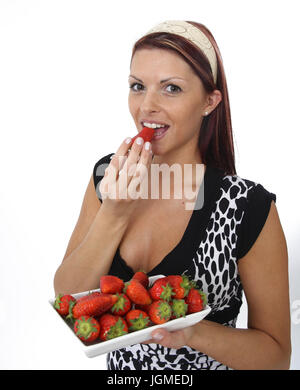 Jeune femme mange des fraises fraîches - Jeune femme mange la fraise, Junge Frau isst frische Erdbeeren - Jeune femme mange strawberry Banque D'Images