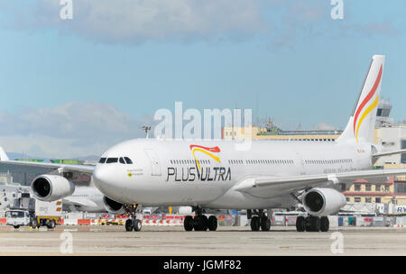 Airbus A340 de Plus Ultra Lineas Aereas compagnie aérienne, est d'arriver à l'aérogare passagers, après qu'il a atterri à Madrid - Barajas aéroport Banque D'Images