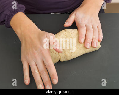 Femme prépare une pâte à biscuit - Femme confects un frappeur, Frau bereitet einen zu Keksteig - Femme confects une pâte Banque D'Images