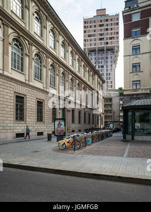 Milan. L'Italie. Torre Velasca, BBPR, partenariat de l'architecture 1958. Banque D'Images