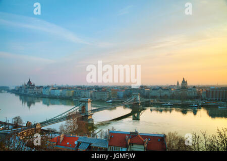 Aperçu de Budapest avec l'édifice du Parlement au lever du soleil Banque D'Images