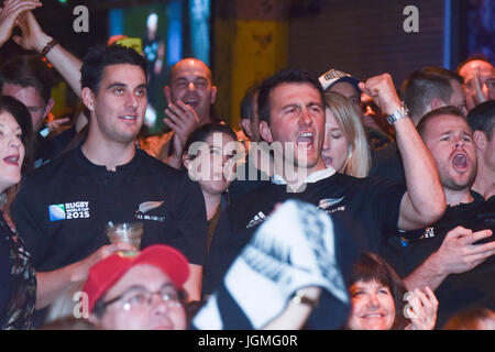 Auckland, Nouvelle-Zélande. 08 juillet, 2017. Tous les Noirs fans regarder le match de grand écran au waterfront fanzone lors du dernier test match entre les All Blacks de Nouvelle-Zélande et les Lions britanniques et irlandais à Eden Park, Auckland, Nouvelle-Zélande le 8 juillet 2017. Le match se termine par un match nul. Tous les Noirs 15 15 Lions. Les Lions britanniques et irlandais sont une équipe composée de joueurs sélectionnés représentant les équipes nationales d'Angleterre, d'Irlande, d'Ecosse ou du pays de Galles, ils jouent contre la Nouvelle-Zélande tous les 12 ans. Credit : Shirley Kwok/Pacific Press/Alamy Live News Banque D'Images