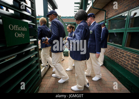 Les fonctionnaires arrivent sur le court de Wimbledon dix-huit sur six jours du tournoi de Wimbledon à l'All England Lawn Tennis et croquet Club, Wimbledon. ASSOCIATION DE PRESSE Photo. Photo date : Samedi 8 juillet 2017. Voir l'histoire de Wimbledon TENNIS PA. Crédit photo doit se lire : Steven Paston/PA Wire. RESTRICTIONS : un usage éditorial uniquement. Pas d'utilisation commerciale sans l'accord préalable écrit de l'. PROFILS TÊTES L'utilisation de l'image fixe seulement - pas d'images en mouvement pour émuler la diffusion. Pas de superposition ou l'enlèvement de parrain/ad logos. Banque D'Images