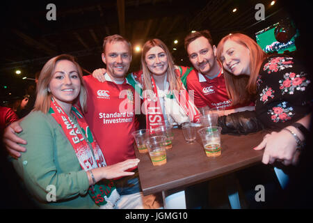 Auckland, Nouvelle-Zélande. 08 juillet, 2017. Le soutien des fans des Lions leur équipe au waterfront fanzone pendant le dernier test match entre les All Blacks de Nouvelle-Zélande et les Lions britanniques et irlandais à Eden Park, Auckland, Nouvelle-Zélande le 8 juillet 2017. Le match se termine par un match nul. Tous les Noirs 15 15 Lions. Les Lions britanniques et irlandais sont une équipe composée de joueurs sélectionnés représentant les équipes nationales d'Angleterre, d'Irlande, d'Ecosse ou du pays de Galles, ils jouent contre la Nouvelle-Zélande tous les 12 ans. Credit : Shirley Kwok/Pacific Press/Alamy Live News Banque D'Images