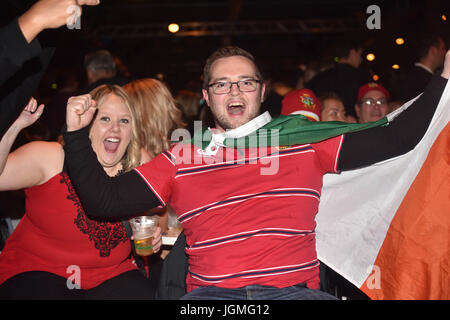 Auckland, Nouvelle-Zélande. 08 juillet, 2017. Le soutien des fans des Lions leur équipe au waterfront fanzone pendant le dernier test match entre les All Blacks de Nouvelle-Zélande et les Lions britanniques et irlandais à Eden Park, Auckland, Nouvelle-Zélande le 8 juillet 2017. Le match se termine par un match nul. Tous les Noirs 15 15 Lions. Les Lions britanniques et irlandais sont une équipe composée de joueurs sélectionnés représentant les équipes nationales d'Angleterre, d'Irlande, d'Ecosse ou du pays de Galles, ils jouent contre la Nouvelle-Zélande tous les 12 ans. Credit : Shirley Kwok/Pacific Press/Alamy Live News Banque D'Images