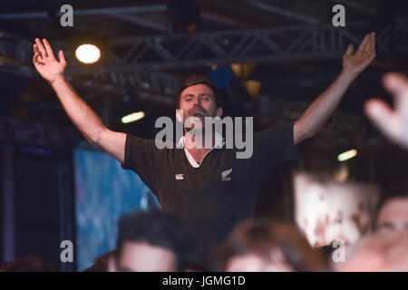 Auckland, Nouvelle-Zélande. 08 juillet, 2017. Tous les Noirs fans hourras pour son équipe à bord de l'fanzone durant la dernière test match entre les All Blacks de Nouvelle-Zélande et les Lions britanniques et irlandais à Eden Park, Auckland, Nouvelle-Zélande le 8 juillet 2017. Le match se termine par un match nul. Tous les Noirs 15 15 Lions. Les Lions britanniques et irlandais sont une équipe composée de joueurs sélectionnés représentant les équipes nationales d'Angleterre, d'Irlande, d'Ecosse ou du pays de Galles, ils jouent contre la Nouvelle-Zélande tous les 12 ans. Credit : Shirley Kwok/Pacific Press/Alamy Live News Banque D'Images