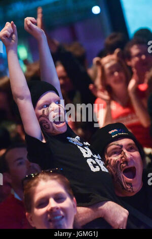 Auckland, Nouvelle-Zélande. 08 juillet, 2017. Tous les Noirs fans célébrer leur équipe marquant un essai au waterfront fanzone pendant le dernier test match entre les All Blacks de Nouvelle-Zélande et les Lions britanniques et irlandais à Eden Park, Auckland, Nouvelle-Zélande le 8 juillet 2017. Le match se termine par un match nul. Tous les Noirs 15 15 Lions. Les Lions britanniques et irlandais sont une équipe composée de joueurs sélectionnés représentant les équipes nationales d'Angleterre, d'Irlande, d'Ecosse ou du pays de Galles, ils jouent contre la Nouvelle-Zélande tous les 12 ans. Credit : Shirley Kwok/Pacific Press/Alamy Live News Banque D'Images