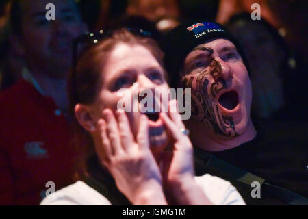 Auckland, Nouvelle-Zélande. 08 juillet, 2017. Tous les Noirs fans réagit au waterfront fanzone lors du dernier test match entre les All Blacks de Nouvelle-Zélande et les Lions britanniques et irlandais à Eden Park, Auckland, Nouvelle-Zélande le 8 juillet 2017. Le match se termine par un match nul. Tous les Noirs 15 15 Lions. Les Lions britanniques et irlandais sont une équipe composée de joueurs sélectionnés représentant les équipes nationales d'Angleterre, d'Irlande, d'Ecosse ou du pays de Galles, ils jouent contre la Nouvelle-Zélande tous les 12 ans. Credit : Shirley Kwok/Pacific Press/Alamy Live News Banque D'Images