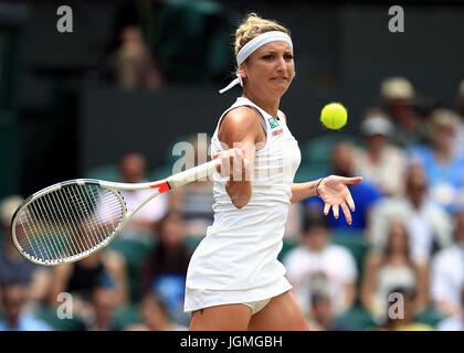 Timea Bacsinszky contre Agnieszka Radwanska en action sur la sixième journée des championnats de Wimbledon à l'All England Lawn Tennis et croquet Club, Wimbledon. Banque D'Images