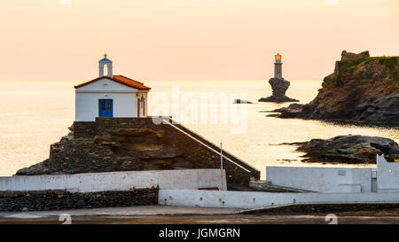 Eglise Saint Thalassini et phare, monuments de la ville d'Andros. Banque D'Images