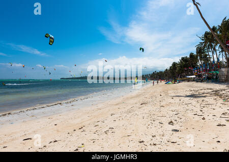 De nombreuses personnes qui pratiquent la planche à voile et kitesurf à Bulabog plage de Boracay. Banque D'Images