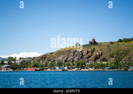 Une vue sur le monastère de Sevanavank et Sevan péninsule depuis le lac Sevan en Arménie. Banque D'Images