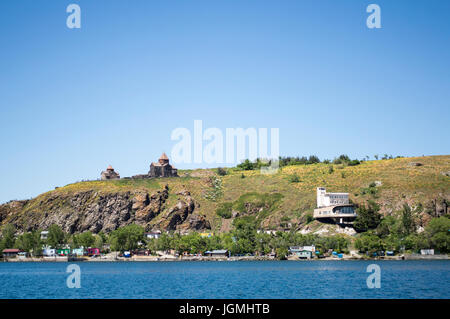 Sevanvank monastère et Writers' Union Guest House sur la péninsule de Sevan, le lac Sevan, en Arménie Banque D'Images