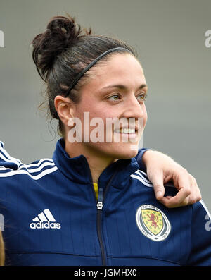 Ecosse de Gemma Fay hymnes pendant devant le défi international match à Stark's Park, Kirkcaldy. ASSOCIATION DE PRESSE Photo. Photo date : vendredi 7 juillet 2017. Voir l'ACTIVITÉ DE SOCCER histoire des femmes en Écosse. Crédit photo doit se lire : Ian Rutherford/PA Wire. RESTRICTIONS : Utiliser l'objet de restrictions. Usage éditorial uniquement. L'utilisation commerciale qu'avec l'accord écrit préalable de la Scottish FA. Banque D'Images