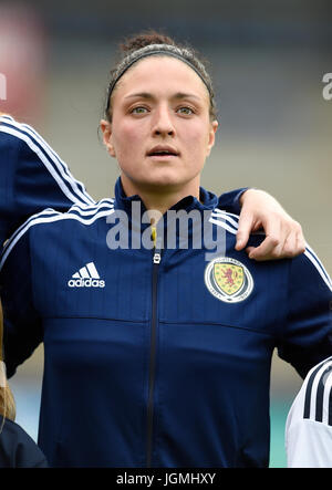 Ecosse de Gemma Fay hymnes pendant devant le défi international match à Stark's Park, Kirkcaldy. ASSOCIATION DE PRESSE Photo. Photo date : vendredi 7 juillet 2017. Voir l'ACTIVITÉ DE SOCCER histoire des femmes en Écosse. Crédit photo doit se lire : Ian Rutherford/PA Wire. RESTRICTIONS : Utiliser l'objet de restrictions. Usage éditorial uniquement. L'utilisation commerciale qu'avec l'accord écrit préalable de la Scottish FA. Banque D'Images