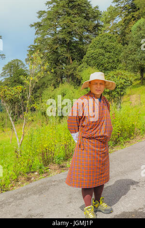 Thimphu, Bhoutan - 10 septembre 2016 : guide touristique bhoutanais locales portant des vêtements traditionnels en attente pour les touristes dans la rue. Banque D'Images