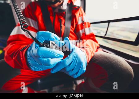 Alarme pour helicopter service médical d'urgence. Doctor holding radio. Thème de sauvetage, aide et espoir. Banque D'Images