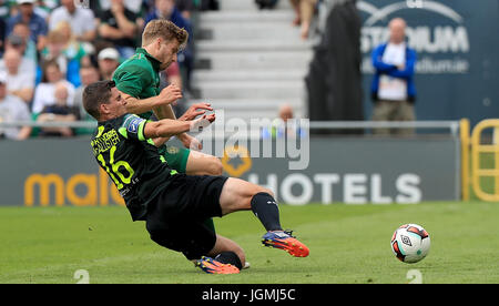 Stuart du Celtic Shamrock Rovers avec Armstrong' David McAllister (à gauche) lors de la pré-saison friendly au stade de Tallaght, Dublin. Banque D'Images