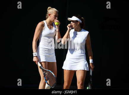 Jocelyn Rae (à gauche) et Laura Robson pendant leur match de double sur la sixième journée des championnats de Wimbledon à l'All England Lawn Tennis et croquet Club, Wimbledon. Banque D'Images