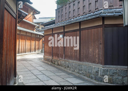 Maisons en bois traditionnel le long Ishibei Koji lane, Gion, Kyoto, Japon Banque D'Images