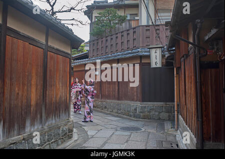 Maisons en bois traditionnel le long Ishibei Koji lane, Gion, Kyoto, Japon Banque D'Images