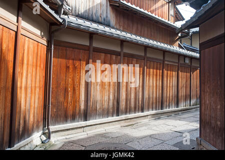 Maisons en bois traditionnel le long Ishibei Koji lane, Gion, Kyoto, Japon Banque D'Images