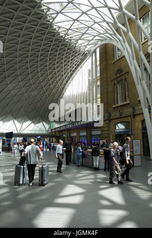 Hall des départs à la gare de King's Cross, Londres, UK Banque D'Images