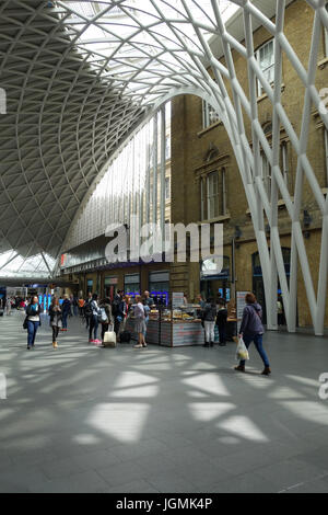 Hall des départs à la gare de King's Cross, Londres, UK Banque D'Images