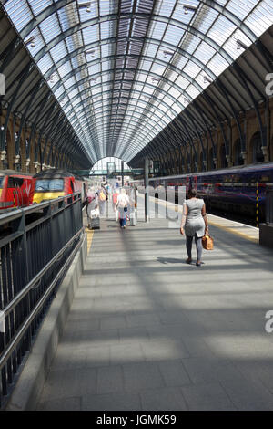 Les passagers au départ de la gare de King's Cross, Londres, UK Banque D'Images