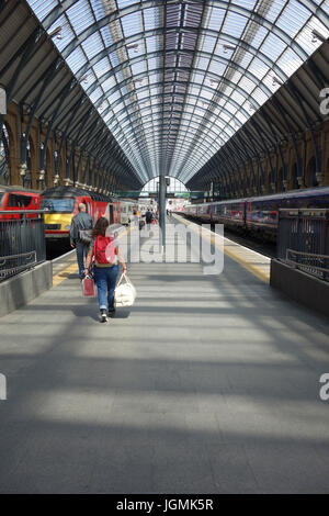 Les passagers au départ de la gare de King's Cross, Londres, UK Banque D'Images